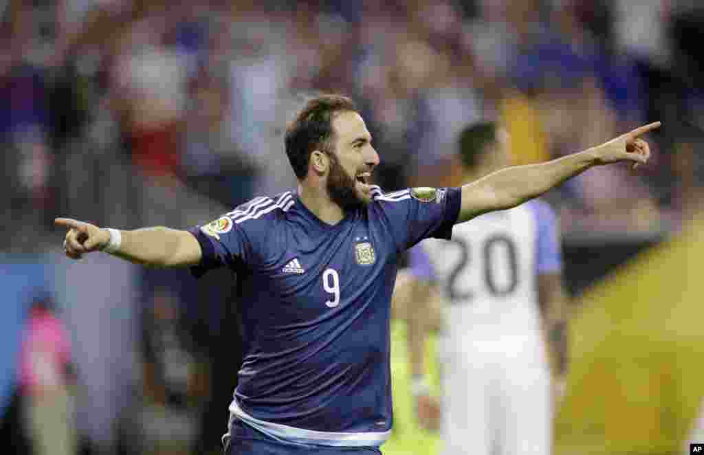 Dan wasan Argentina, Gonzalo Higuain, yana murnar kwallon da ya jefa a ragar Amurka