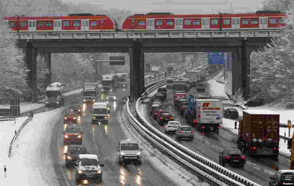 Lalu lintas pada jalan tol yang tertutup salju di Bochum, Jerman. Hujan salju yang lebat selama beberapa jam menyebabkan kemacetan lebih dari 600 kilometer di North Rhine, Westphalia Utara. 