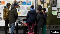 Les enfants migrants jouent dans un camp de réfugiés en Allemagne, le 15 octobre 2015.