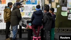 Les enfants migrants jouent dans un camp de réfugiés en Allemagne, le 15 octobre 2015.