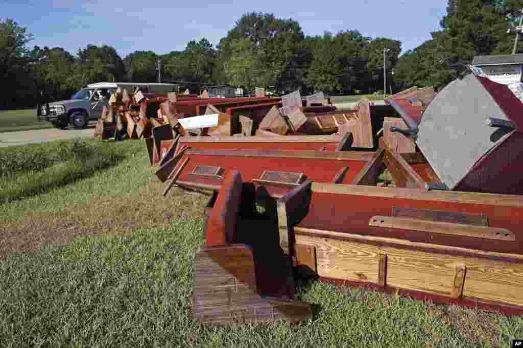 Bangku-bangku Gereja Christian Fellowship yang rusak karena banjir tergeletak di pinggir jalan di Walker, Louisiana (21/8).&nbsp;(AP/Max Becherer)