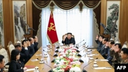 ภาพจากสื่อ KCNA ของรัฐบาลเปียงยาง: ผู้นำเกาหลีเหนือ คิม จองอึน ที่การประชุมเจ้าหน้าที่การเมืองวันที่ 24 พ.ค. 2024 