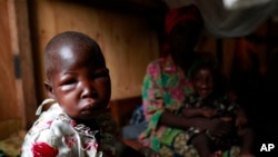 Wivine Bakarani, une fille de neuf ans soignée dans un hôpital à Mweso, à environ 70 km au nord-ouest de Goma, 12 mai 2010.