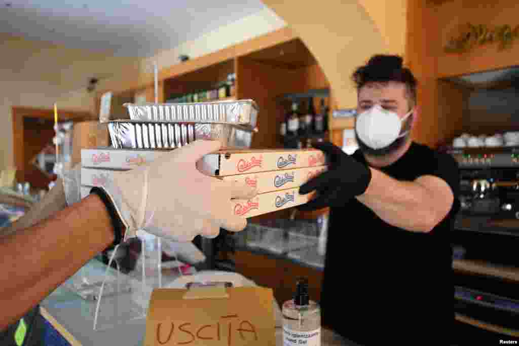 اٹلی کے ہوٹل اور گھروں پر پیزا ڈیلیوری بحال ہوگئی ہے۔ حکومت نے تمام ریستورانوں کو کھولنے کی اجازت دے دی ہے۔