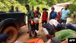 Korban tanah longsor di Solok selatan, Sumatra Barat pada 2021. (Foto: AFP)