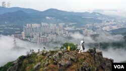 香港抗议者星期天（10/13）在狮子山上竖起自由民主女神像。图片为制作团队提供。