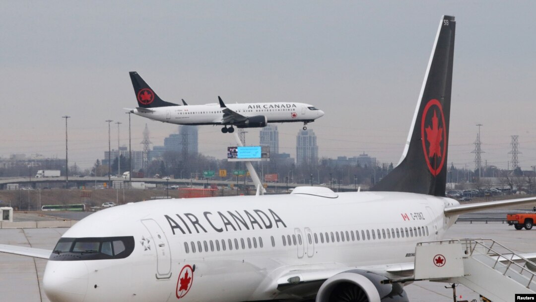 Pesawat Air Canada Boeing 737 MAX 8 dari San Francisco hampir mendarat di Bandara Internasional Toronto Pearson di atas pesawat Air Canada Boeing 737 MAX 8 yang diparkir di Toronto, Ontario, Kanada, 13 Maret 2019. (Foto: REUTERS/Chris Helgren)