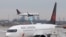 Pesawat Air Canada Boeing 737 MAX 8 dari San Francisco hampir mendarat di Bandara Internasional Toronto Pearson di atas pesawat Air Canada Boeing 737 MAX 8 yang diparkir di Toronto, Ontario, Kanada, 13 Maret 2019. (Foto: REUTERS/Chris Helgren)