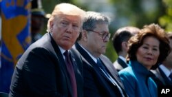 El presidente Donald Trump se sienta con el fiscal general William Barr y la secretaria de Transporte, Elaine Chao, durante el 38.º Servicio Anual de Monumentos de los Oficiales Nacionales de la Paz en el Capitolio de Estados Unidos. Foto de archivo.