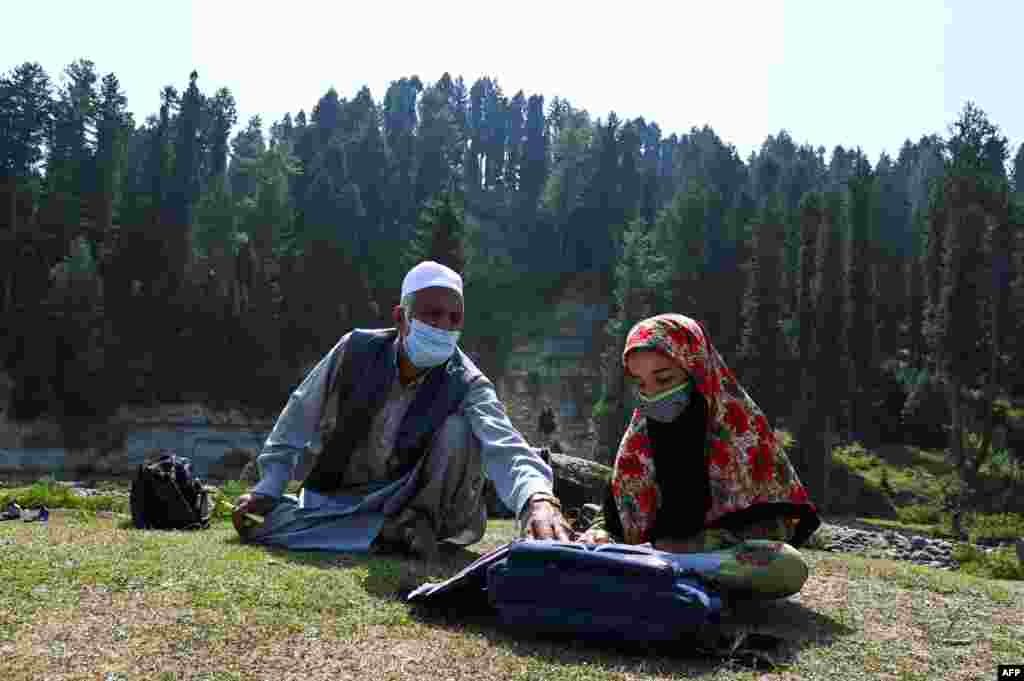 ایک استاد اپنی طالبہ کو سبق پڑھا رہے ہیں۔