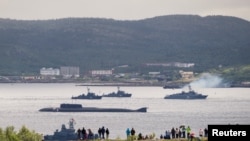 Кораблі біля порту Североморськ на Баренцовому морі, де розташована база російського Північного флоту
