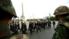 Tentara mengamati saat polisi dikerahkan untuk mencegah demonstrasi anti-kudeta di Monumen Kemenangan di Bangkok (29/5).