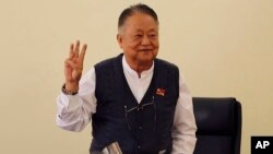  စစ်အာဏာသိမ်းမှု ဆန့်ကျင်ရေးသင်္ကေတ လက်သုံးချောင်းထောင်ပြနေသည့် NLD ပါတီ နာယက ဦးဝင်းထိန် (၀၂၊ ၀၂၊ ၂၁)