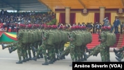 Des paracommandos congolais défilant devant la tribune présidentielle à Madingou dans la Bouenza, le 15 août 2016. (VOA/Arsène Séverin).