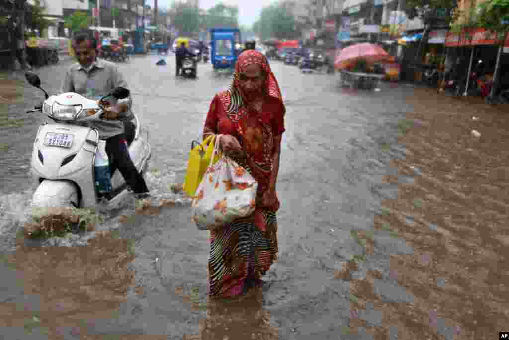 پس از شدیدترین طوفان در دو دهه گذشته، خیابان‌های احمدآباد هند را آب فراگرفته است.