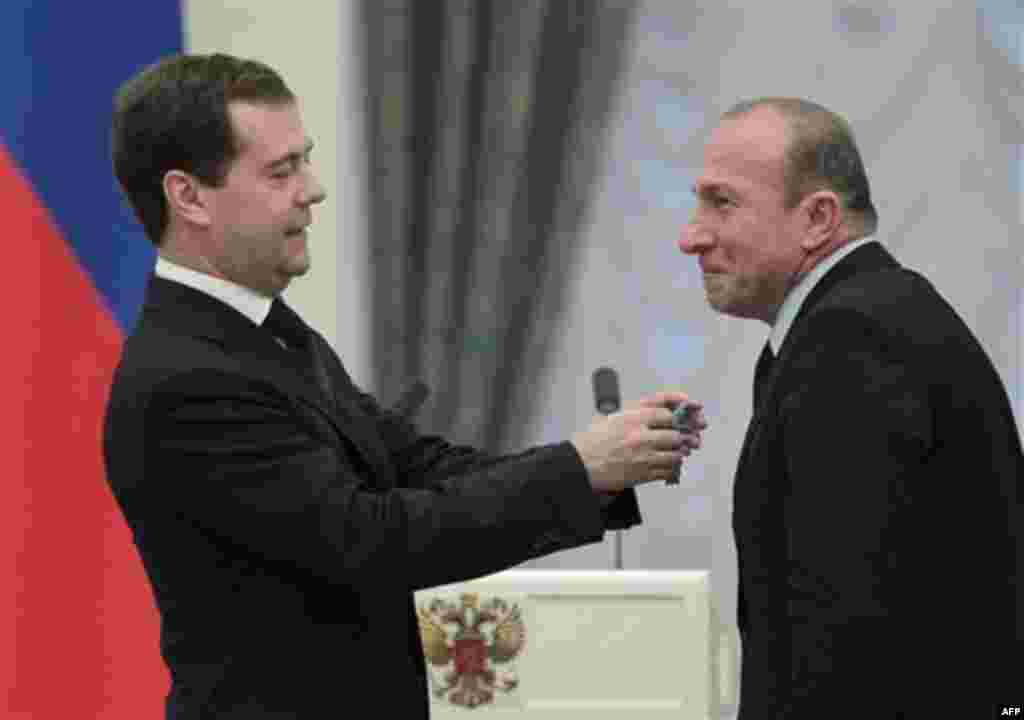 Russian President Dmitry Medvedev presents head coach of Russia's paralympic soccer team Avtandil Baramidze with a medal during an award ceremony in the Kremlin in Moscow, Thursday, Dec. 30, 2010. (AP Photo/Alexander Natruskin, Pool)