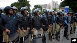 Pakistan Pakistani police officers surround the Supreme Court building Aug 2, 2013. Police are on alert against potential militant attacks in the capital, Islamabad. 