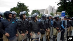 Polisi Pakistan berjaga-jaga di dekat gedung Mahkamah Agung, Islamabad (2/8). 