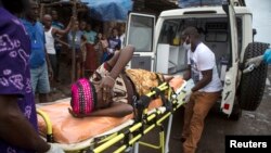 Uma mulher grávida, suspeita de ter o vírus é levada numa ambulância, em Freetown, na Serra Leoa