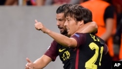 David Silva de Manchester City, à droite, et son coéquipier Nolito, à gauche, célèbrent le but de leur équipe contre le Steaua Bucarest, lors des séries éliminatoires de qualification de la Ligue des Champions, à l'Arena Stade National de Bucarest, Rouman