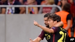 David Silva de Manchester City, à droite, et son coéquipier Nolito, à gauche, célèbrent le but de leur équipe contre le Steaua Bucarest, lors des séries éliminatoires de qualification de la Ligue des Champions, à l'Arena Stade National de Bucarest, Rouman