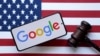 Foto ilustrasi yang menunjukkan logo perusahaan teknologi raksasa Google pada sebuah layar telepon genggam dan Bendera Amerika Serikat serta palu hakim. (Foto: Reuters/Dado Ruvic)