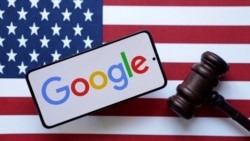 Foto ilustrasi yang menunjukkan logo perusahaan teknologi raksasa Google pada sebuah layar telepon genggam dan Bendera Amerika Serikat serta palu hakim. (Foto: Reuters/Dado Ruvic)