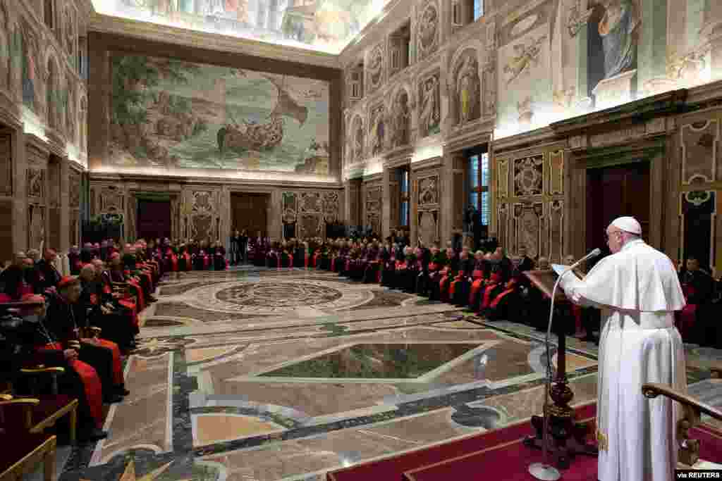 El Papa Francisco habla durante los tradicionales saludos a la Curia Romana en la Sala Clementina (Clementine Hall) del Palacio Apost&#243;lico, en el Vaticano, el 21 de diciembre de 2019. [Reuters].