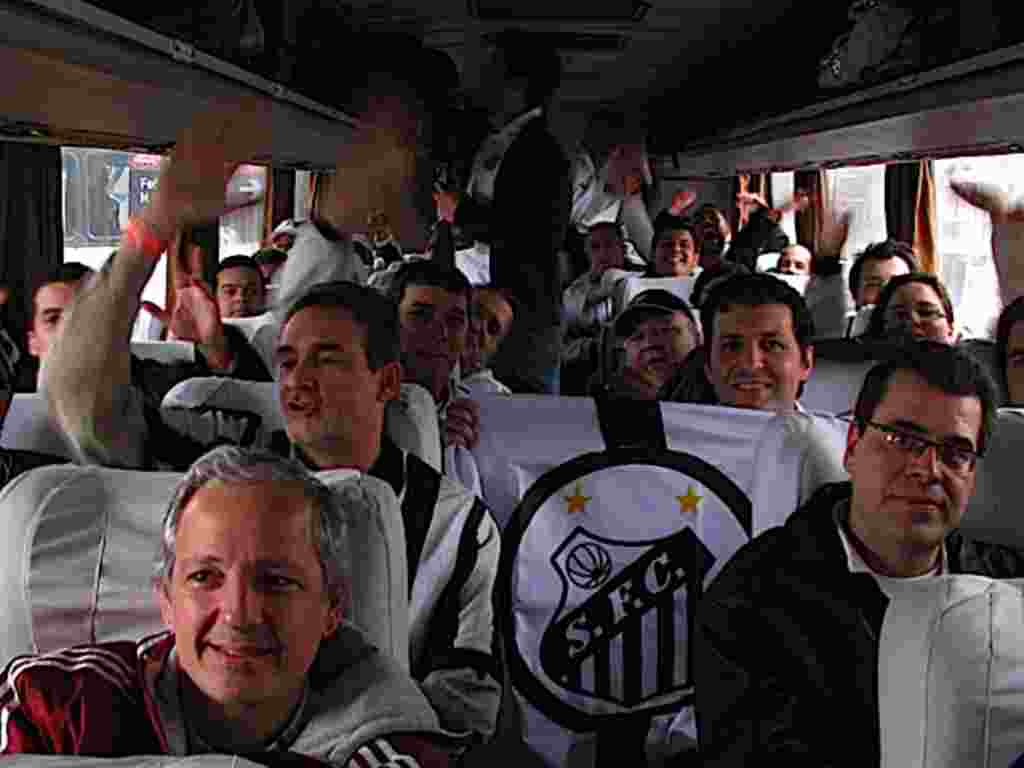 Unos 2.000 hinchas del Santos de São Paulo viajaron a Montevideo para ver la final. Este ómnibus lleva a algunos de los 500 brasileños que viajaron con Santos Tour, la agencia de viajes del club.