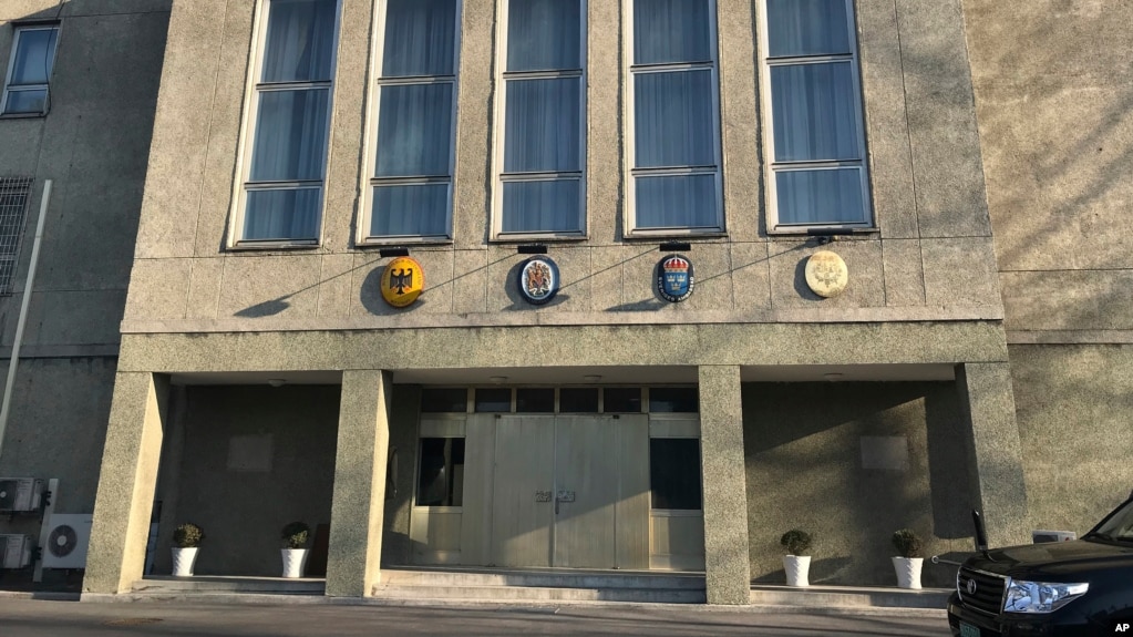 독일과 영국, 스웨덴 대사관과 프랑스 연락사무소가 입주하고 있는 북한 평양 시내의 건물.