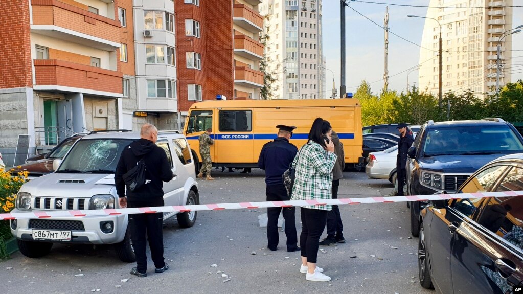 Investigadores en la escena donde cayó un dron en Krasnogorsk, en las afueras de Moscú, el 22 de agosto de 2023.