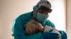 Doktor Džozef Varon grli i teši pacijenta za vreme Dana zahvalnosti u bolnici Junajted Memorijal u Hjustonu u Teksasu 26. novembra 2020. 
