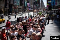 지난 12일 미국 뉴욕 시내에서 공연 티켓을 사려는 사람들이 줄 지어 서있다. (자료사진)