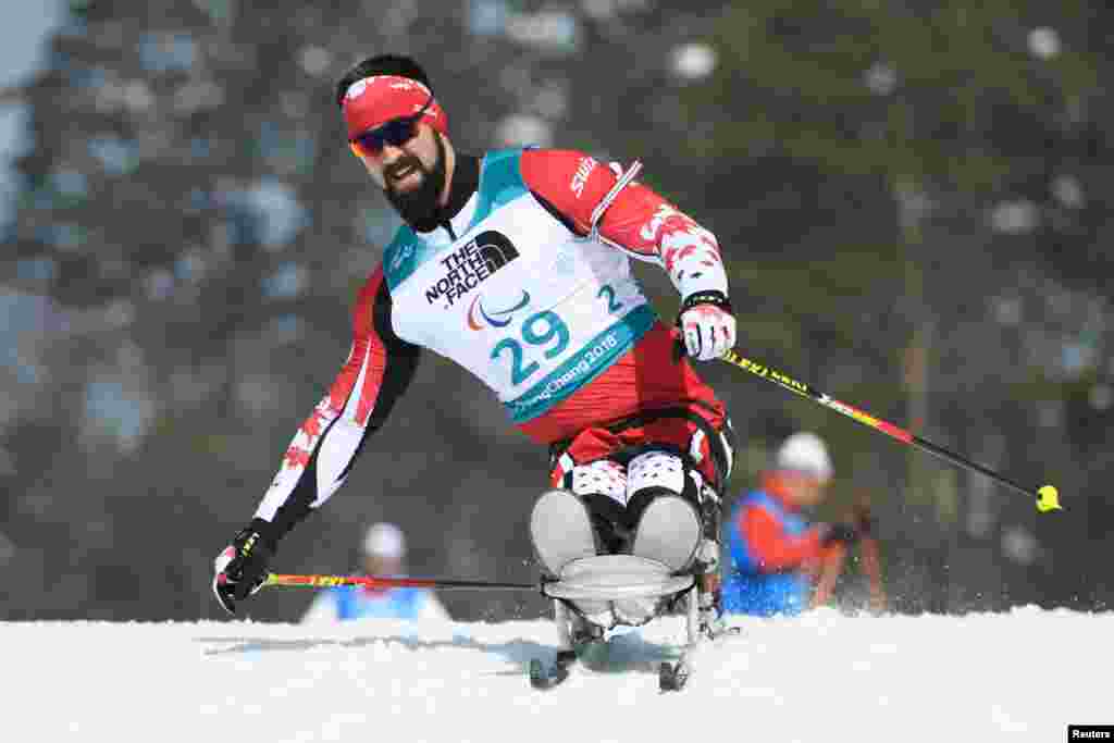 Collin Cameron dari Kanada berlaga di nomor Biathlon Putra Gaya Duduk 7,5 km di Alpensia Biathlon Centre, Paralimpiade Musim Dingin, Pyeongchang, Korea Selatan, 10 Maret 2018.