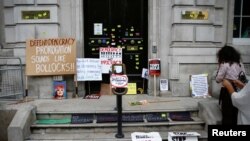 La batalla contra el "no acuerdo" y la suspensión del Parlamento se librará también en el terreno judicial, y en la calle.
