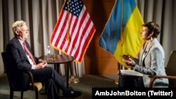 Радник президента США з питань національної безпеки Джон Болтон і журналістка Радіо Свобода Олена Ремовська. Київ, 27 серпня 2019 року