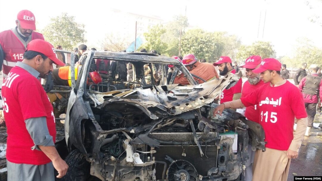 Mobil perwira polisi di Pakistan Baratlaut terlihat hancur akibat menjadi target ledakan bom bunuh diri, Jumat (24/11).