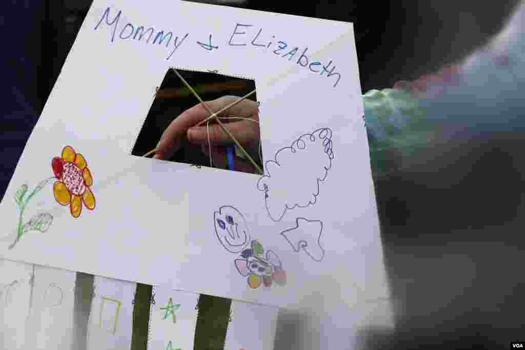 Một người mẹ hào hứng khoe chiếc diều vừa được hoàn thành cùng con gái.