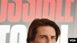 Tom Cruise pada sebuah konferensi pers di Dubai, mengumumkan pengambilan gambar filmnya, 'Mission: Impossible Ghost Control,' Oktober lalu.