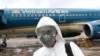 Một nhân viên y tế tham gia khử trùng máy bay của Vietnam Airlines.