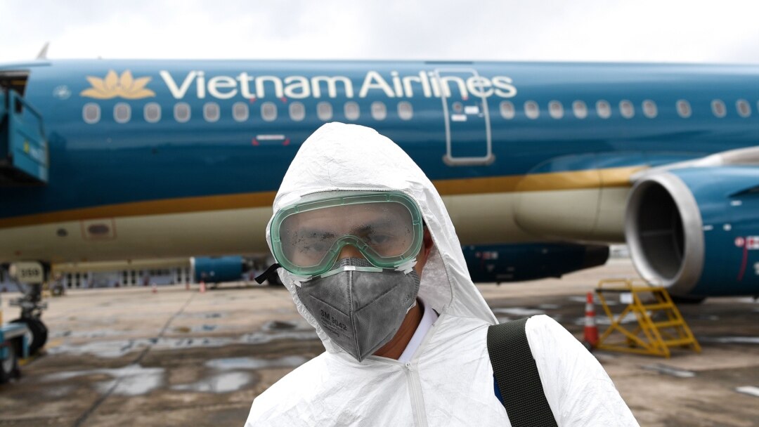 Một nhân viên sân bay ở Việt Nam.
