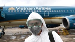 Một nhân viên sân bay ở Việt Nam.