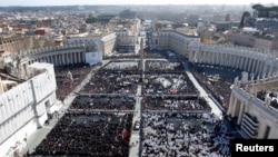 Des milliers de gens se rassemblent sur la place Saint-Pierre pour la messe inaugurale du Pape François, le 19 mars 2013.