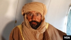 Saif al-Islam Gadhafi a bordo de un avión en Zintan este sábado 19 de noviembre tras ser detenido. La Corte Penal Internacional (CPI) había librado una orden de captura de al-Islam por crímenes contra la humanidad.
