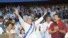 ARCHIVO - En esta fotografía de archivo del 25 de abril de 1990, la entonces nueva presidenta de Nicaragua, Violeta Barrios de Chamorro, recibe la banda del presidente saliente, Daniel Ortega, en Managua, Nicaragua.