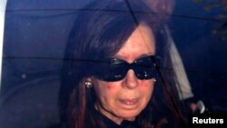 Presiden Argentina Cristina Fernandez di dalam mobil saat ia tiba di rumah sakit di Buenos Aires (7/10). (Reuters/Pablo Molina-DyN) 