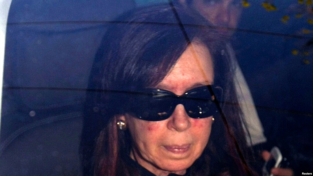 La presidenta Fernández a su llegada al hospital, la mañana del martes.
