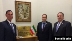 مایک پمپئو، لی زلدین و فرانک لو سه عضو مجلس نمایندگان آمریکا در دفتر حافظ منافع ایران