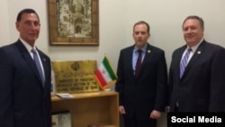 مایک پمپئو، لی زلدین و فرانک لو سه عضو مجلس نمایندگان آمریکا در دفتر حافظ منافع ایران