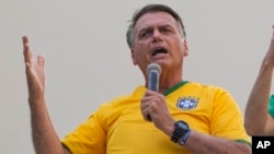 El expresidente de Brasil Jair Bolsonaro habla ante sus simpatizantes durante una marcha, el domingo 25 de febrero de 2024, en Sao Paulo. Oficiales de alto rango declararon a la policía que el expresidente les presentó un plan para anular los resultados de la elección de 2022.
